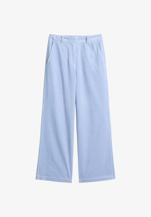 Hellblaue, weit geschnittene Hose aus einem weichen, strukturierten Stoff mit einem dezenten vertikalen Streifenmuster und zwei Seitentaschen.