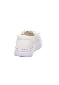 Baskets slip-on blanches en toile avec une tige texturée et un accent rose. Dotées d'une semelle en caoutchouc blanc et de coutures décoratives le long des bords.