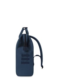 Dunkelblauer Rucksack aus robustem Stoff, mit einem oberen Reißverschluss und verstellbaren Trägern. Verfügt über drei vertikale elastische Bänder auf der Vorderseite.