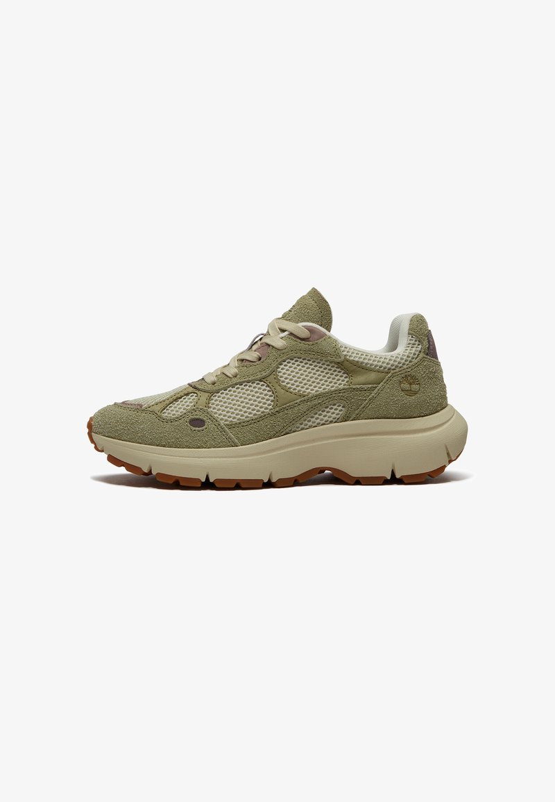 Chaussure de sport en mesh vert olive clair et beige avec une semelle épaisse crème et une semelle extérieure marron, lacets noués, vue de côté extérieur.