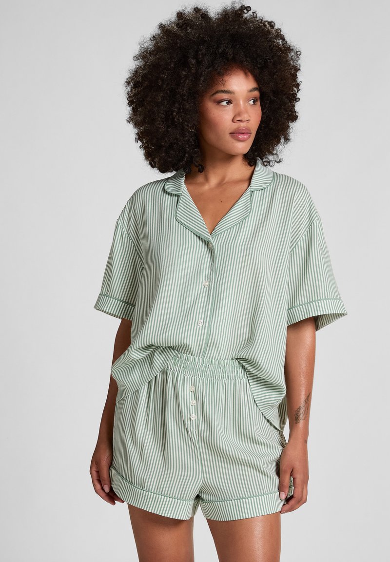 Groene gestreepte pyjama set gemaakt van zachte stof, met een kortekousen overhemd met knopen en shorts met elastische tailleband.