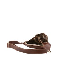 Borsa in pelle marrone con finitura testurizzata, compartimenti a doppia zip e fodera in tessuto a motivo. Maniglia regolabile attaccata con hardware in metallo.