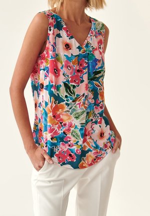 Mouwloze bloes met bloemenpatroon op een teal basis, gekenmerkt door levendige roze, oranje en groene bloemen. V-hals ontwerp, zachte stof, ontspannen pasvorm.