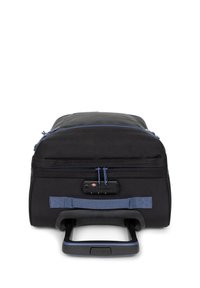 Borsa da viaggio con ruote nera e dettagli blu, forma rettangolare, manico robusto, chiusura con zip e hardware bloccabile. Tessuto texturizzato.