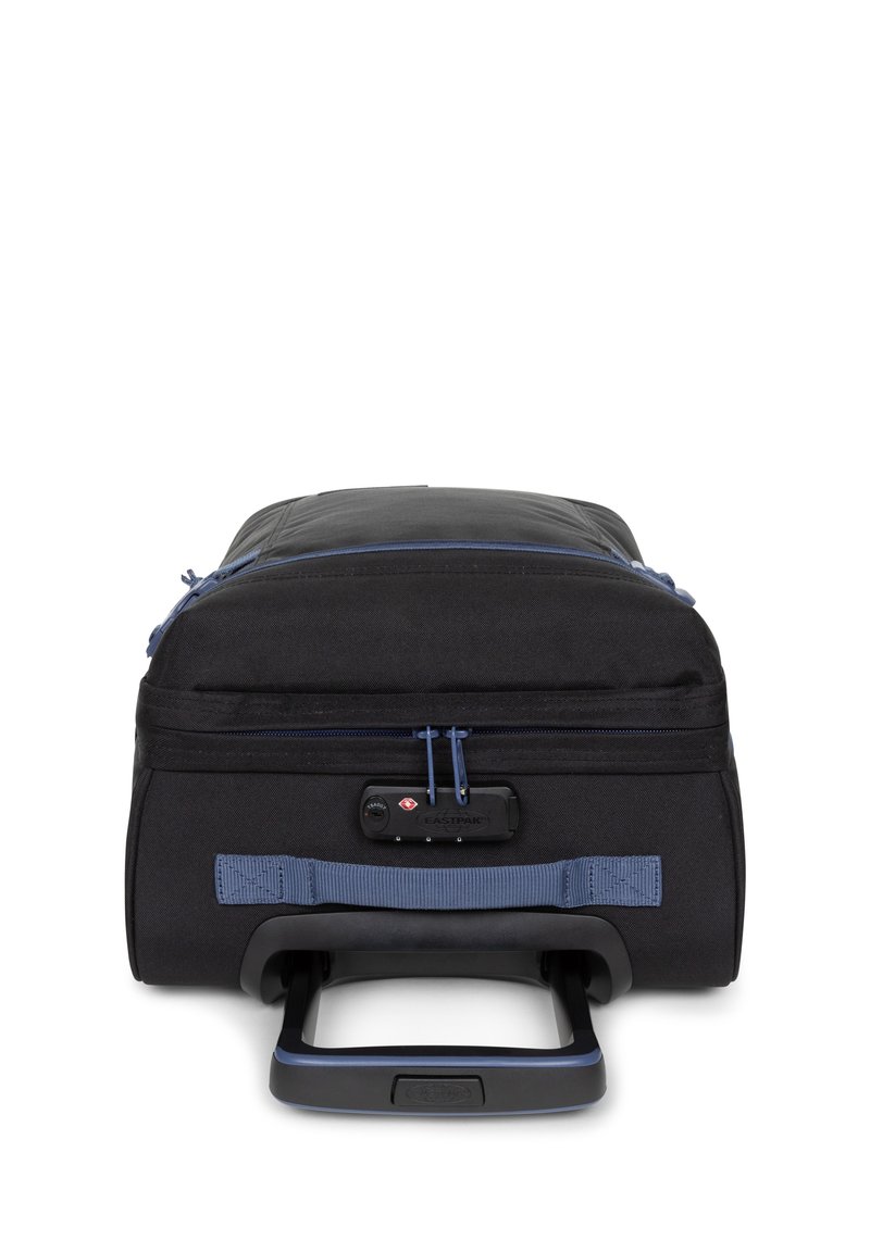 Sac de voyage à roues noires avec des accents bleus, de forme rectangulaire, muni d'une poignée solide, d'une fermeture éclair et de matériel verrouillable. Tissu texturé.