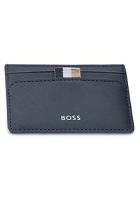 Tarjetero delgado en gris oscuro con cuero texturizado. Presenta un compartimento superior y un acento a rayas en negro, blanco y beige. Logo de BOSS en blanco.