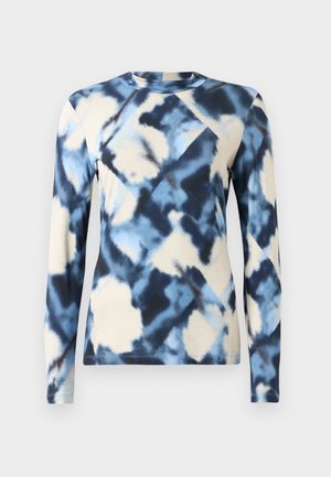 Camisola de manga longa em creme claro com um padrão de tie-dye azul. Tecido suave, decote redondo e design ajustado com cores contrastantes.