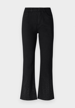 Schwarze, ausgestellt geschnittene Jeans aus Denim mit einer figurbetonten Taille. Enthält ein dekoratives Blumenmuster am Saum, eine leichte Textur und ein Fünf-Taschen-Design.