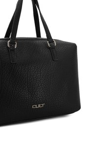 Borsa a tracolla in pelle nera testurizzata con due manici superiori, accessori in argento e chiusura con cerniera; presenta un logo "CULT" in oro sul davanti.