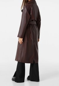 Bershka Trenchcoat - bordeaux