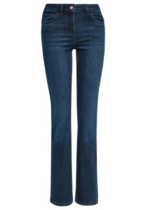 Jean en denim bleu foncé avec coupe droite, bouton sur le devant, passants de ceinture et poches avant sur fond blanc.