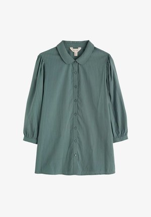 Camisa verde pálido con cuello tipo polo, frente abotonado y mangas largas con voluminosidad. Presenta rayas verticales y un corte suelto y relajado.