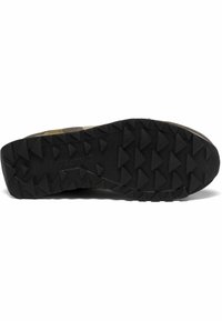 La suela del zapato presenta un diseño de goma negra resistente con prominentes surcos triangulares, que ofrece un agarre mejorado y durabilidad para diversos terrenos.
