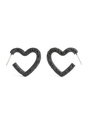 Oorbellen met zwarte edelsteen in hartvorm met metalen pinnetjes op een witte achtergrond.