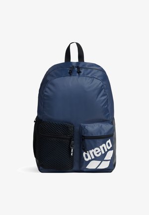 Navyblauer Rucksack mit glattem Nylon-Finish, ausgestattet mit einer Netzseitentasche und einer vorderen Reißverschlusstasche, versehen mit einem großen weißen Logo.