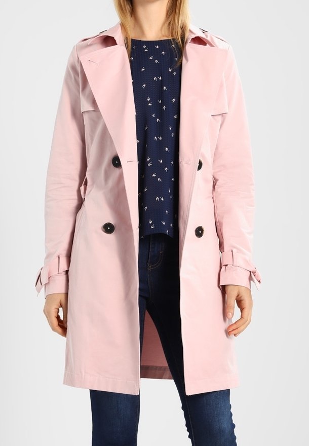 Różowy trencz wykonany z lekkiego materiału, z podwójnym rzędem guzików, czarnymi guzikami i regulowanymi paskami na rękawach.