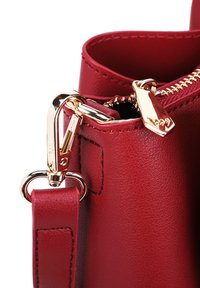 Rote Lederhandtasche mit Reißverschluss, ausgestattet mit goldfarbenen Beschlägen und einem Clipverschluss an einem abnehmbaren Trageriemen. Glatte Oberfläche, minimalistisches Design.