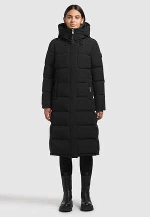 Manteau noir long matelassé avec col montant, fermeture éclair sur le devant, deux poches latérales et un motif matelassé. Le matériau semble lisse et résistant à l'eau.