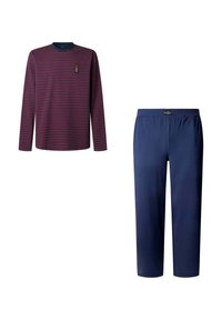 Camisa de rayas roja y marina de manga larga con un pequeño logo de acento, combinada con pantalones elásticos de talle urbano en color marino. Tejido suave y corte relajado.
