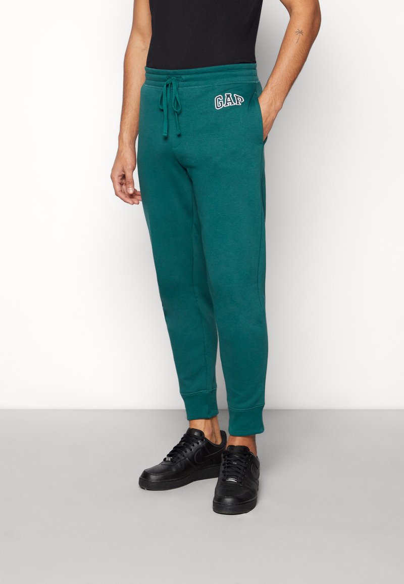 GAP VHERITAGE LOGO JOGGER UNISEX Tracksuit bottoms june bug/dark
