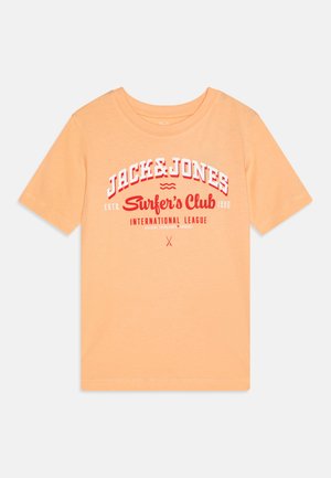 Camiseta de algodón de manga corta en color naranja claro con cuello redondo, que presenta un estampado gráfico en blanco y rojo que dice "Jack & Jones Surfer's Club."