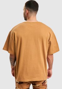 ecko unltd. BOXY CUT - T-shirts med print - brown