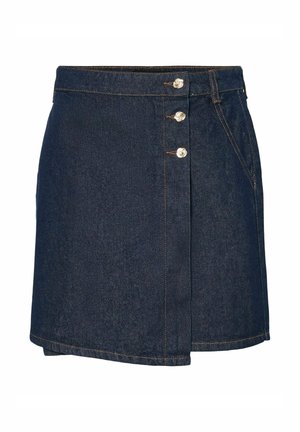 Jupe en denim foncé avec un design enroulé, dotée d'une taille haute, de quatre boutons métalliques décoratifs et de coutures contrastantes.