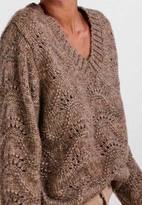 Brauner, gestrickter Pullover mit V-Ausschnitt, mit einem strukturierten, gemusterten Design und gerippten Kanten. Weiches, leichtes Material.