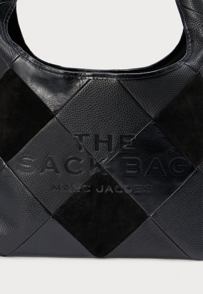 Geantă tote din piele neagră, cu un design matlasat ce combină texturi diferite, logo embosat și o deschidere largă și mare în partea superioară.