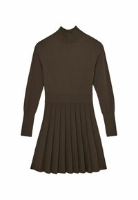 Barna kötött ruha magas nyakkivágással, hosszú ujjal és redőzött szoknyával. A textúrája sima, bordás részletekkel a nyakrészen és az ujjakon.