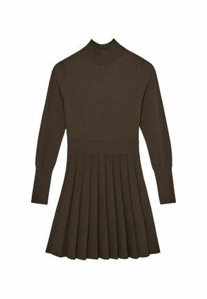 Brūns adīts kleita ar augstu kaklu, garām piedurknēm un pleitētu svārku. Tekstūra ir gluda ar ribotām detaļām pie kakla un piedurknēm.