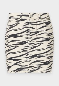 Τζιν φούστα με μοτίβο μαύρες και κρεμ ρίγες τίγρης, με κλείσιμο με κουμπιά στο μπροστινό μέρος, τσέπες και εφαρμοστή γραμμή.