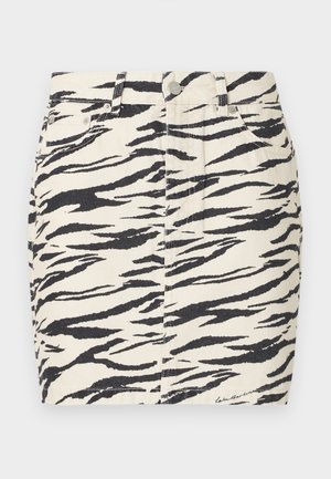 Spódnica dżinsowa z czarno-kremowym wzorem w paski tygrysa, z zapięciem na guziki z przodu, kieszeniami i dopasowanym krojem.