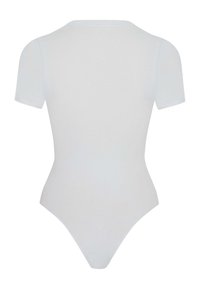 Biały bodysuit z krótkim rękawem, wykonany z gładkiego materiału. Posiada okrągły dekolt oraz projekt z krojem typu thong dla smukłego dopasowania.