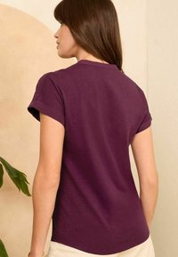 Love & Roses SHORT SLEEVE - Nyomott mintás póló - burgundy red