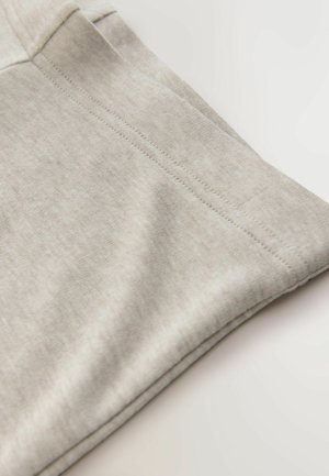 Hele hall, pehme kangas, millel on sile tekstuur, näidates kokku volditud äärt ja õmmeldud õmblusi. Materjal tundub hingav ja vabaaja stiilis.