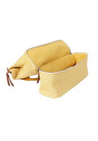 Bolsa a rayas amarillas y blancas con cierre de cremallera, que cuenta con dos compartimentos forrados en amarillo sólido, acentos de cuero y asas cortas.