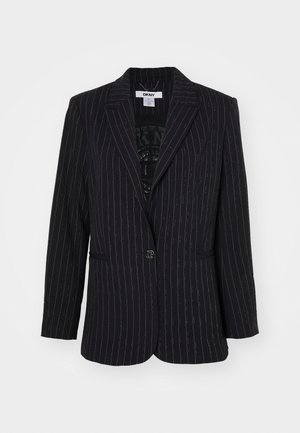 Schwarzer Blazer mit Nadelstreifen, der über einen einzelnen Knopfverschluss, Reverskragen und einen strukturierten Stoff mit subtilen Schimmereffekten verfügt.