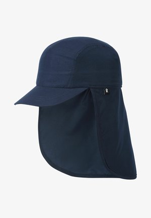 Cappello blu navy con visiera curva e flap posteriore allungato per protezione dal sole. Realizzato in tessuto morbido e leggero con un'etichetta del logo sul lato.