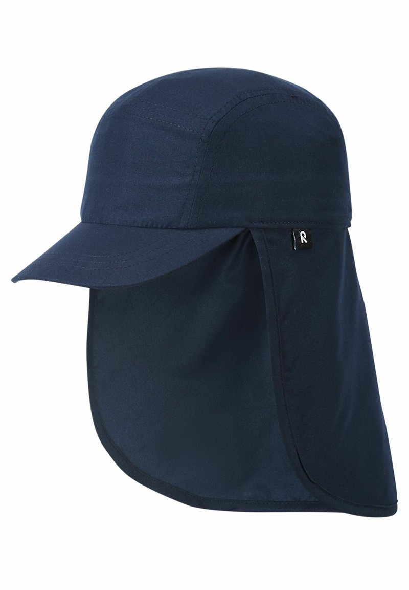 Cappello blu navy con visiera curva e flap posteriore allungato per protezione dal sole. Realizzato in tessuto morbido e leggero con un'etichetta del logo sul lato.