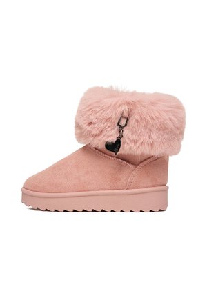 Rosa Wildleder-Winterstiefel mit kuscheligem Fellkragen und schwarzem Herzanhänger, der an einem Metallverschluss an einer flachen, profilierten Sohle hängt.
