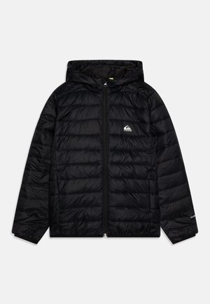 Schwarze gesteppte Daunenjacke mit Kapuze, Frontreißverschluss und kleinem weißen Logo auf der linken Brust und am Ärmel.