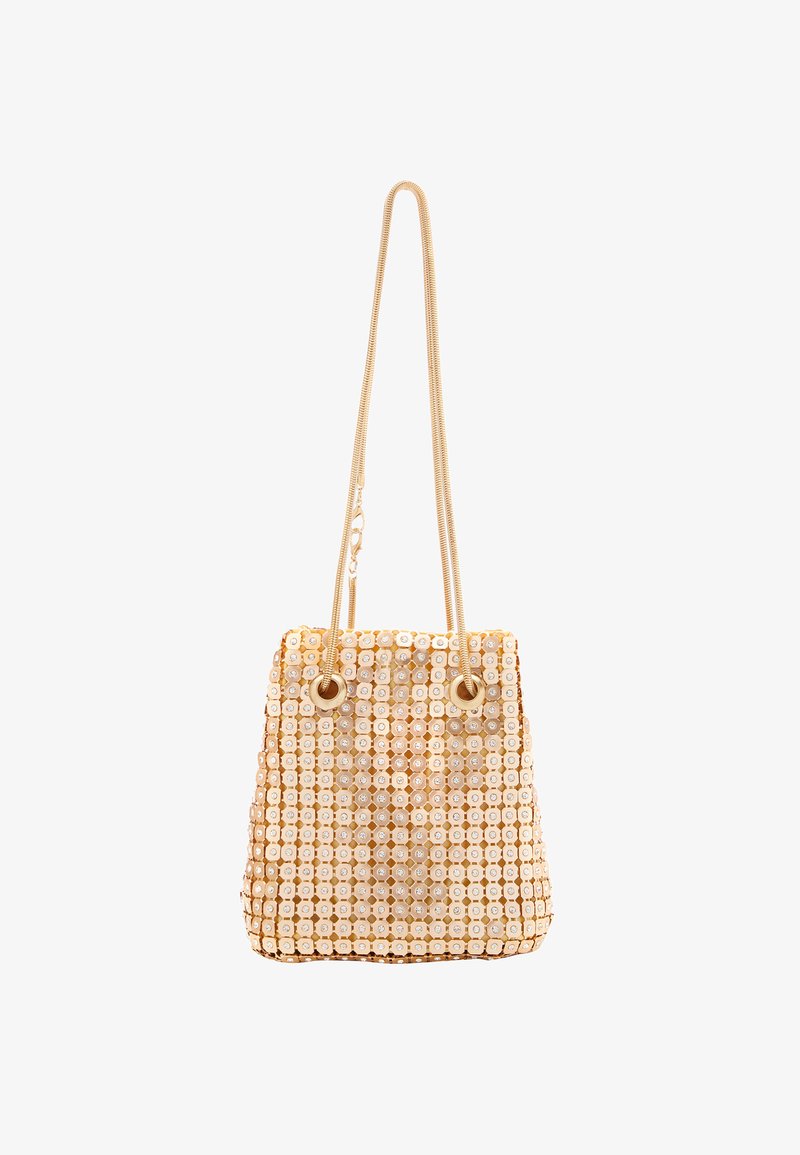 Borsa a secchiello in rete dorata con un design testurizzato che presenta accenti circolari. Due manici in tonalità dorata con attacchi hardware circolari.