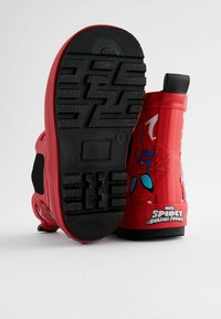 Rote Gummiregenstiefel mit Spider-Man-Grafiken. Strukturierte schwarze Außensohle sorgt für Halt. Rutschdesign mit einer gerundeten Zehenpartie und verstärktem Absatz.