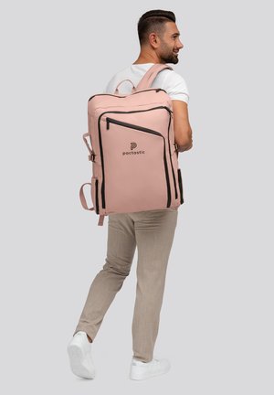 Zaino rosa con accenti neri, numerosi scomparti e logo. Presenta spallacci imbottiti e una texture in tessuto morbido.