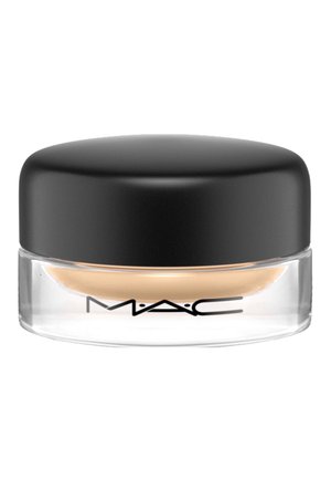 Lille rund klar krukke med beige creme indeni og et glat sort låg, mærket med MAC-logo foran.