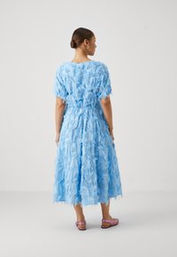 YAS Petite YASPAZYLLA MIDI DRESS SHOW  - Kokteilinė suknelė / vakarėlių suknelė - alaskan blue