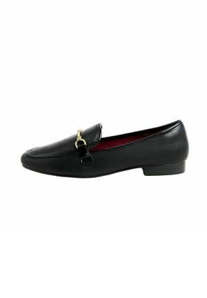 Mocassino in pelle nera con punta arrotondata e una fibbia decorativa dorata nella parte anteriore, su uno sfondo bianco.