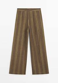 Bukser med vide ben og lodrette brune og beige striber, højtaljede og med skræddersyede syninger, vist på en ensfarvet baggrund.