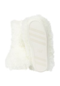 Biała puszysta łódka z teksturowanym futrzanym zewnętrzem i gładką białą podeszwą z delikatnymi paskami. Rozmiar oznaczony jako Etam 38-39.